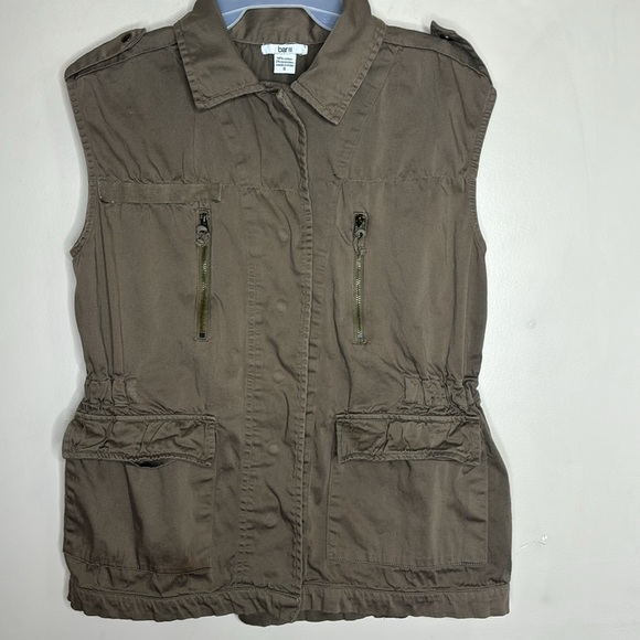 BAR lll | Green Sleeveless Cargo Vest | Military Style Top | Outdoors Activity - Picture 6 of 12